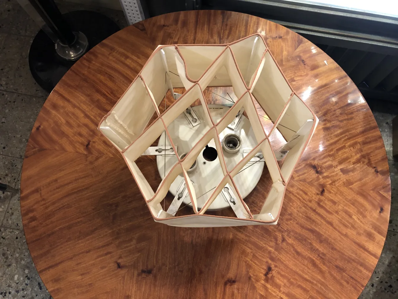 Vue de dessus de 2 plafonniers anciens sur une table en bois