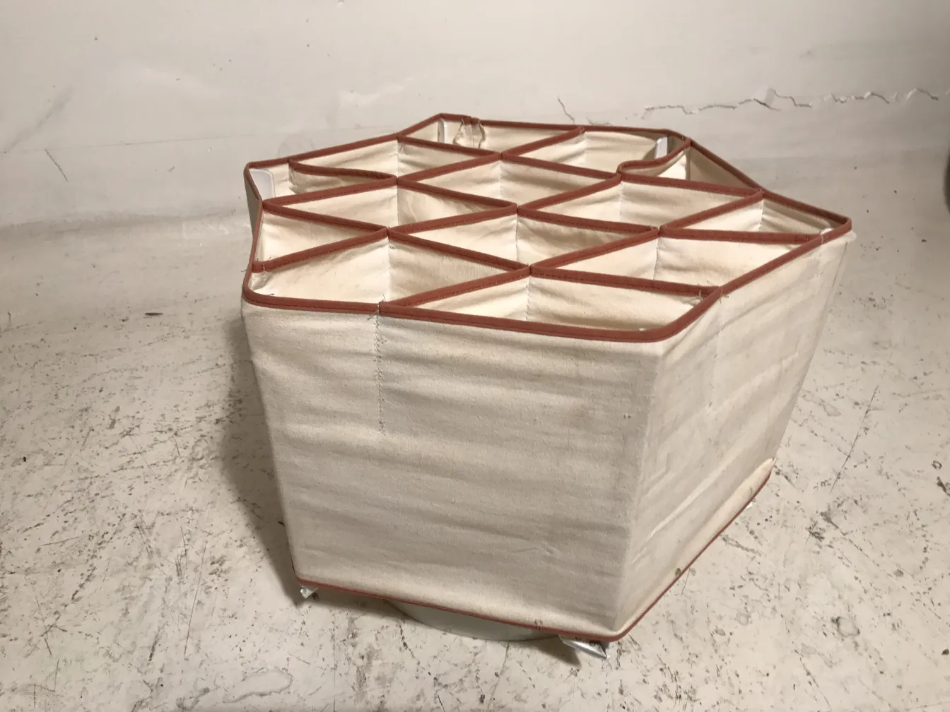 Due plafoniere antiche con design attraente e illuminazione soffusa.