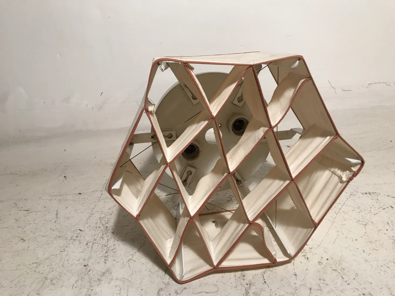 2 plafonniers au design géométrique, style ancien, dans un cadre neutre.