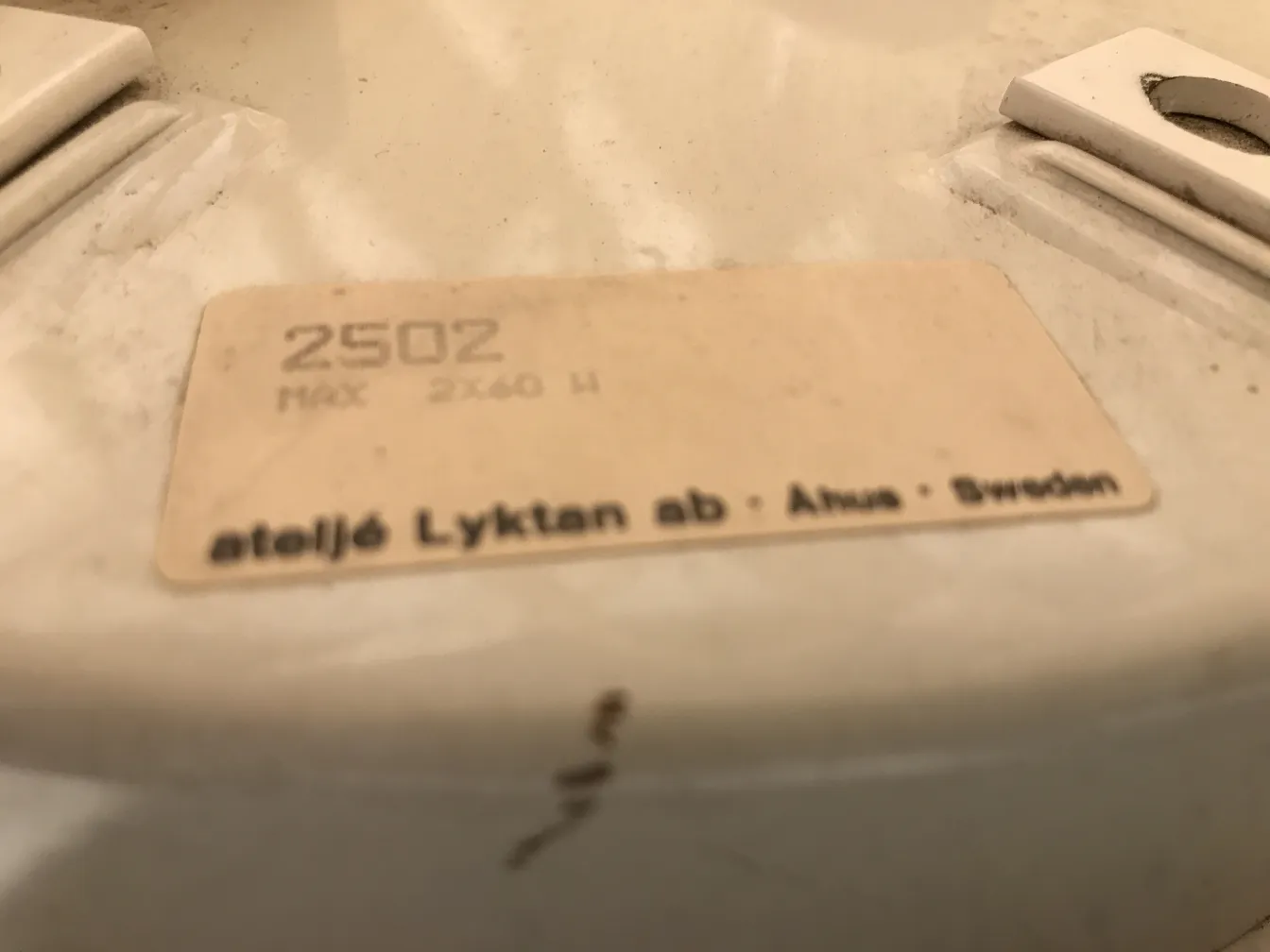 2 plafonniers antiques avec un design classique, dans un cadre accueillant.