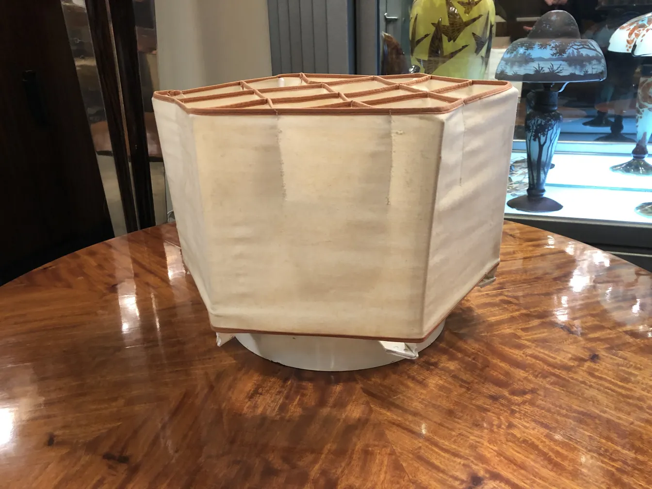 두 개의 앤틱 천장등, ateijé Lyktan ab - ahue의 세련된 환경에서