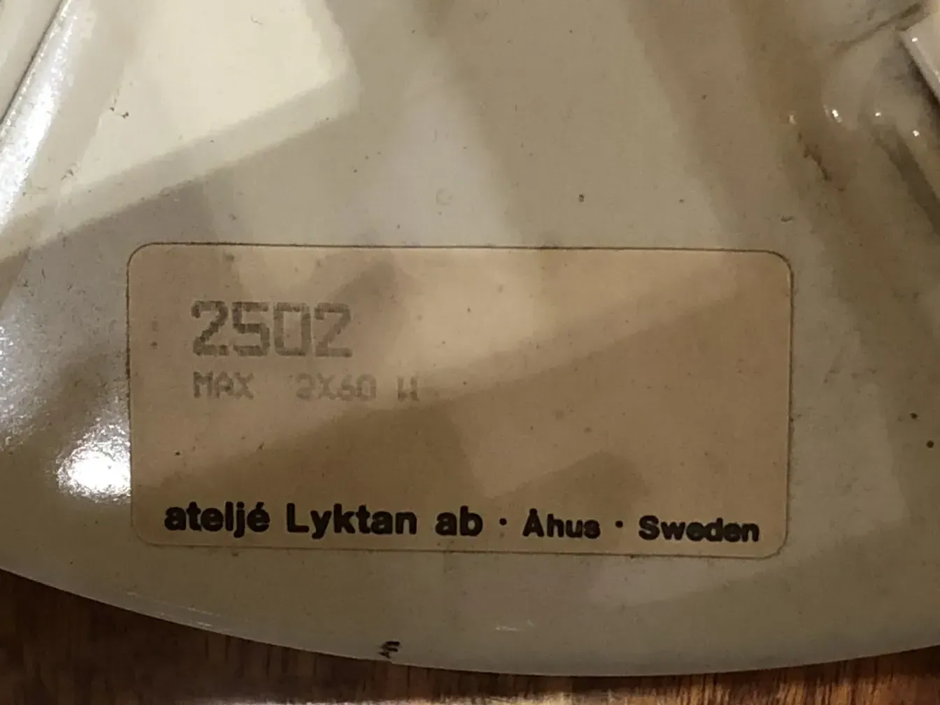 Deux plafonniers anciens au design classique, placés dans un environnement chaleureux.