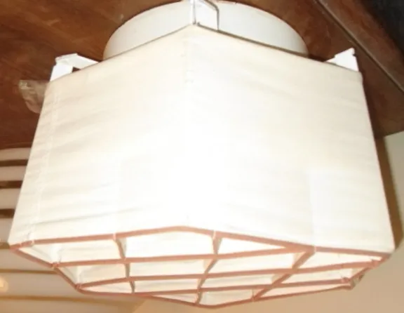 Dos plafones antiguos de luz en un entorno acogedor.