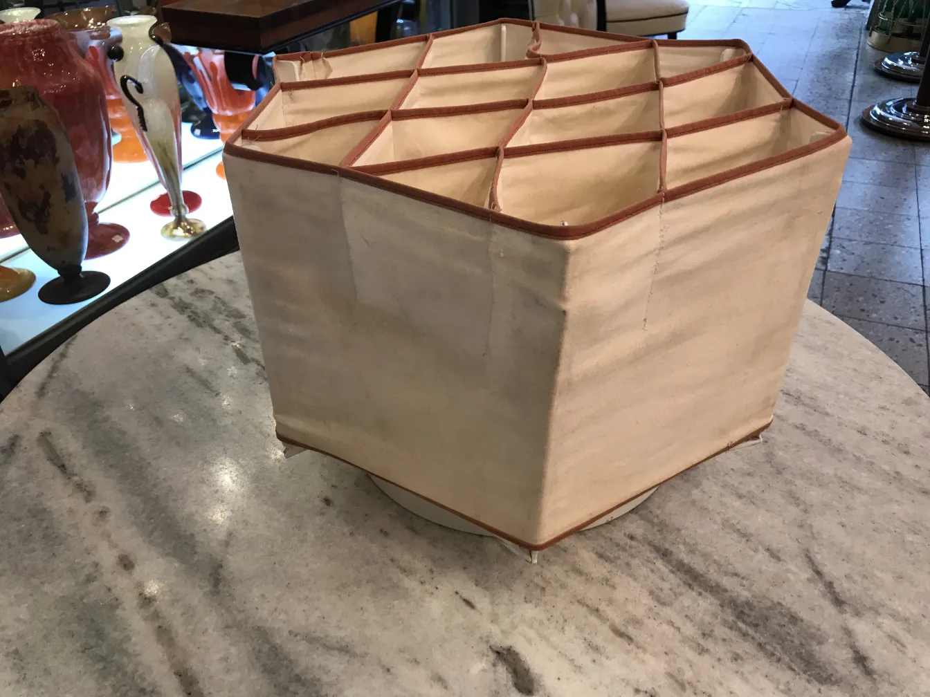 Zwei antike Deckenleuchten in hexagonaler Form von ateijé Lyktan ab - ahue-sweden, in einer eleganten und gemütlichen Umgebung.