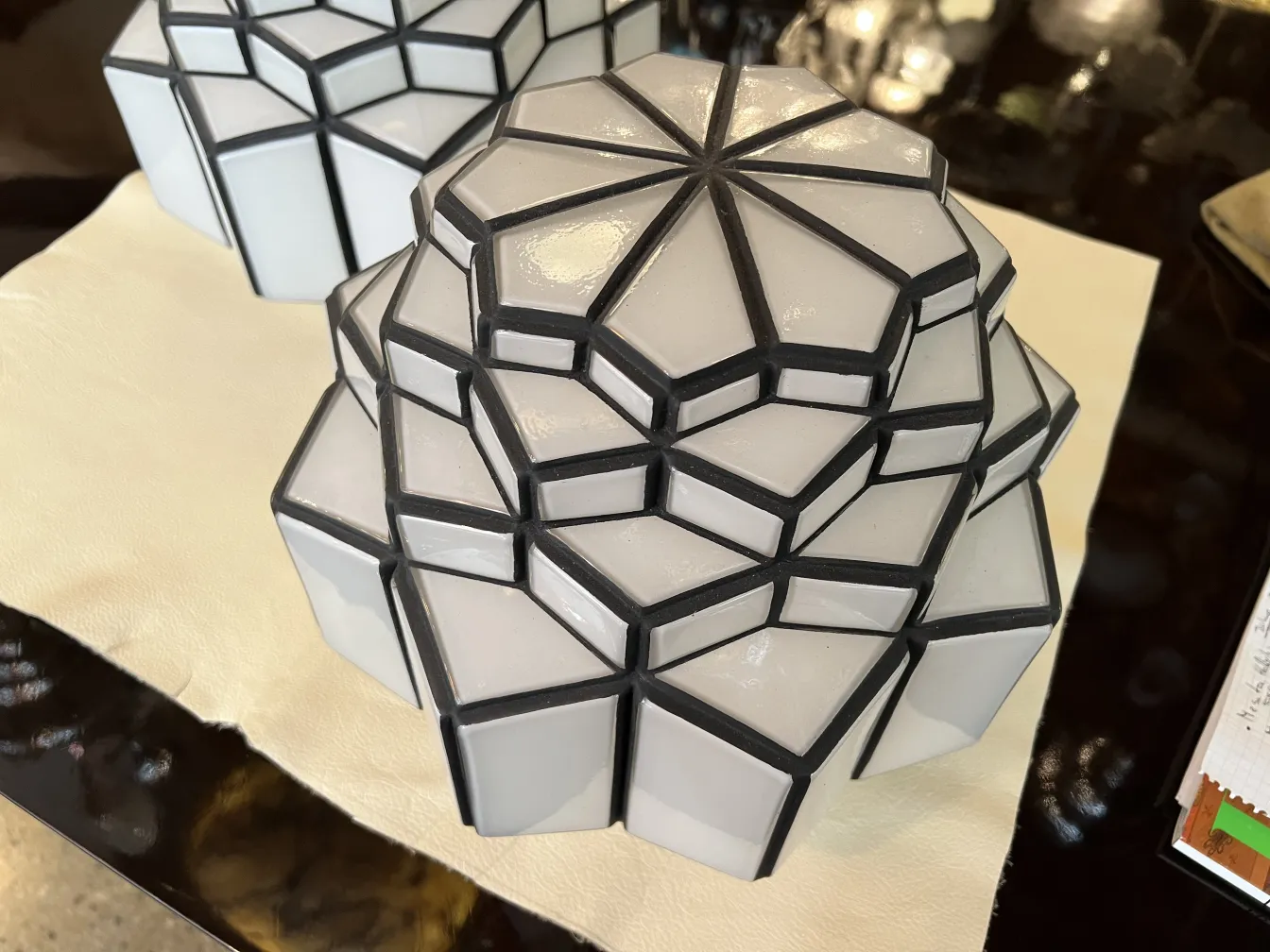 2 luzes de teto antigas com formas geométricas em destaque, sobre fundo claro