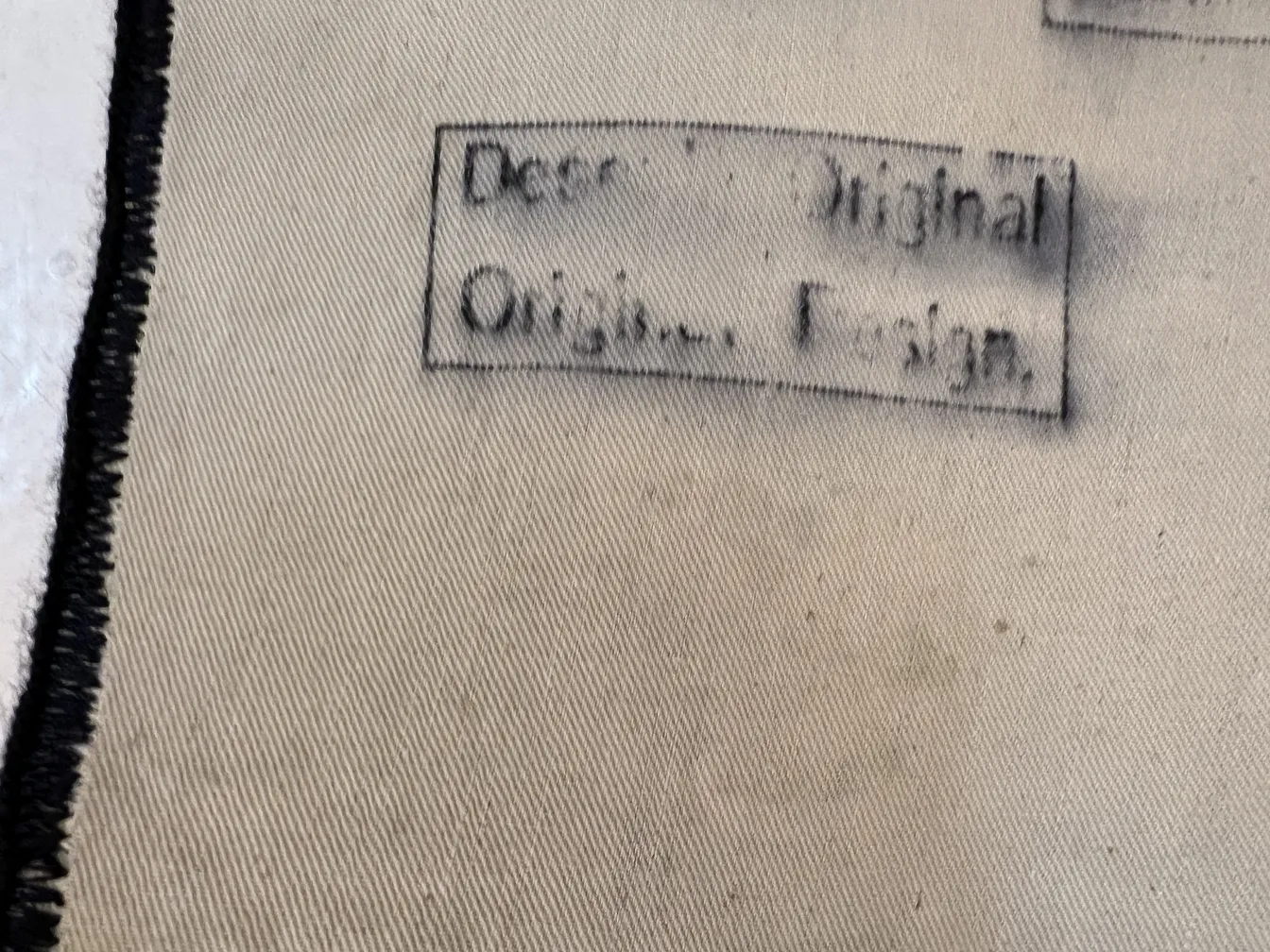 tapisserie ancienne avec inscriptions visibles et détails