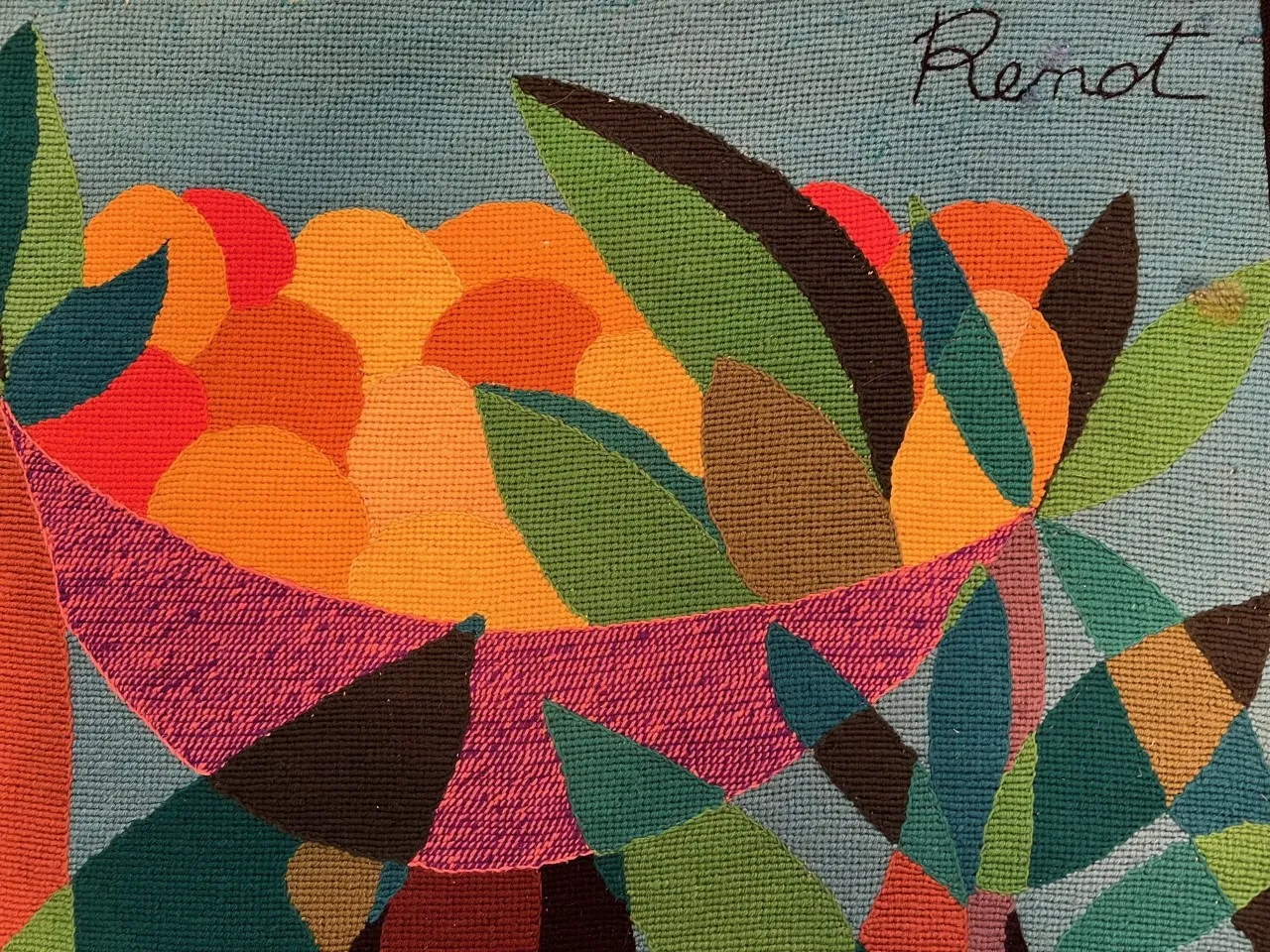 antiker Wandteppich mit bunten Motiven und Blättern