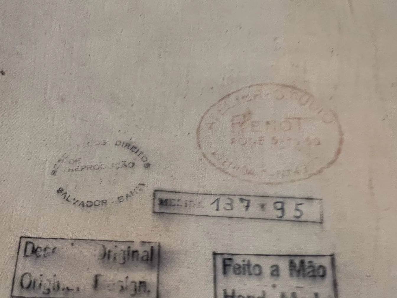 tapisserie ancienne avec inscriptions et détails délicats