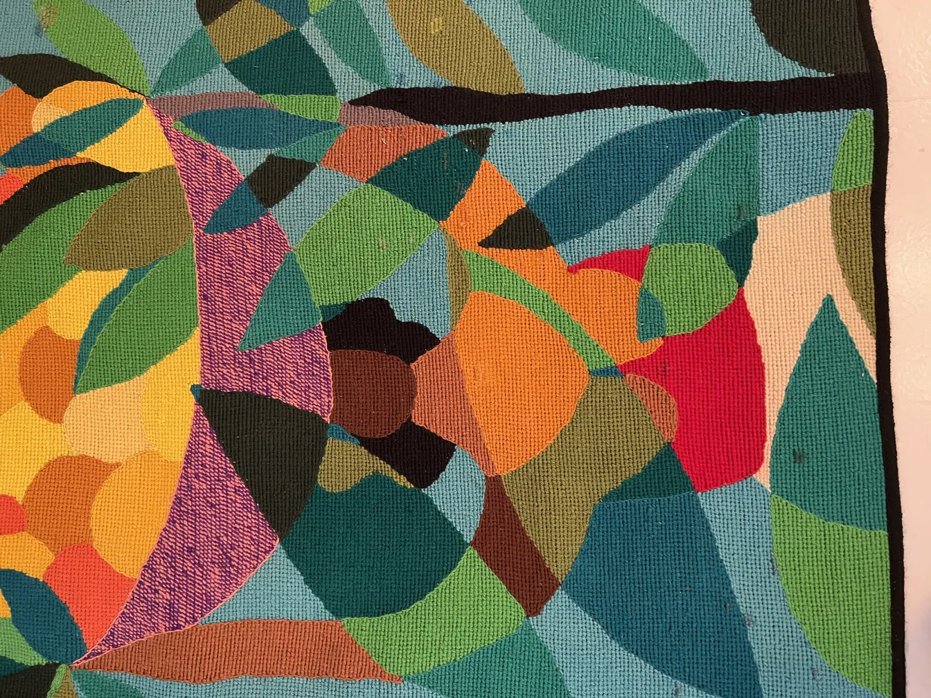 古いタペストリーに色とりどりの葉のパターン