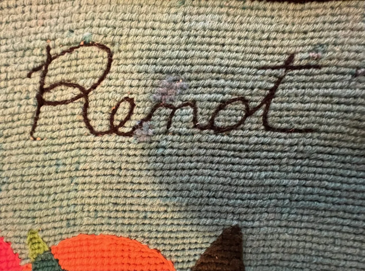 antiker Wandteppich mit lebendigen Farben und Formen