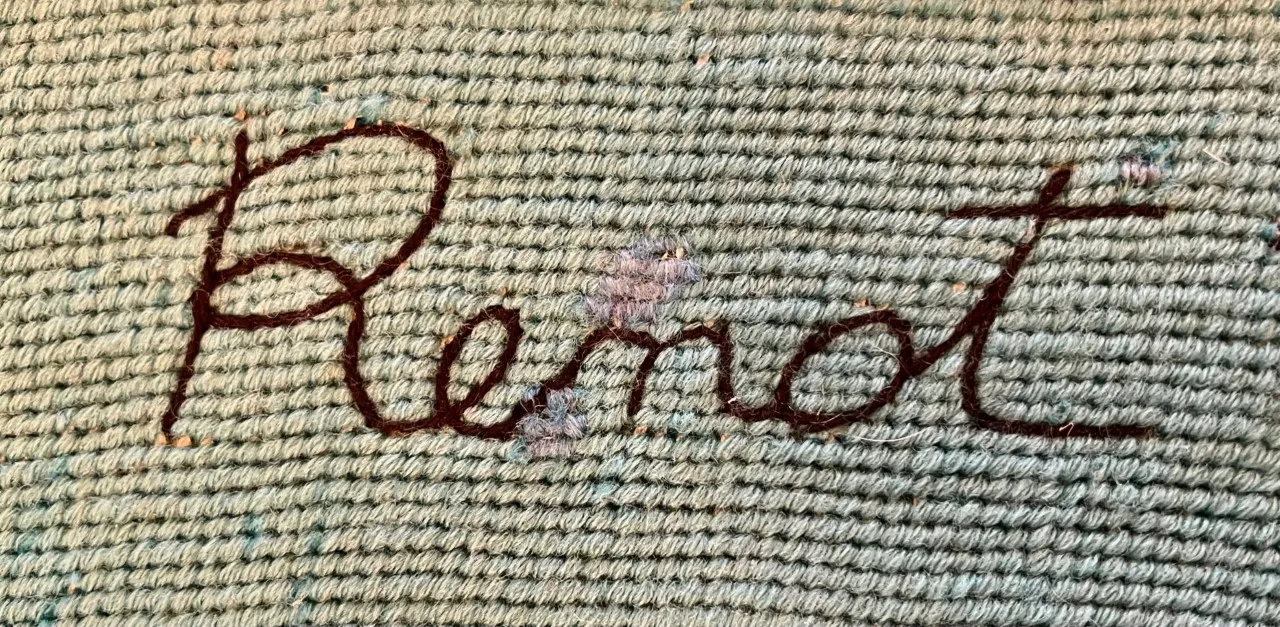 古いタペストリに緑と青の刺繍が施されています