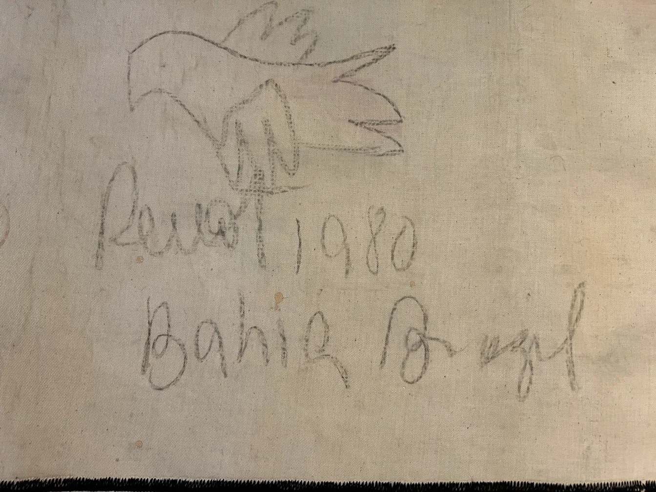 arazzo antico con motivo di uccello su sfondo chiaro