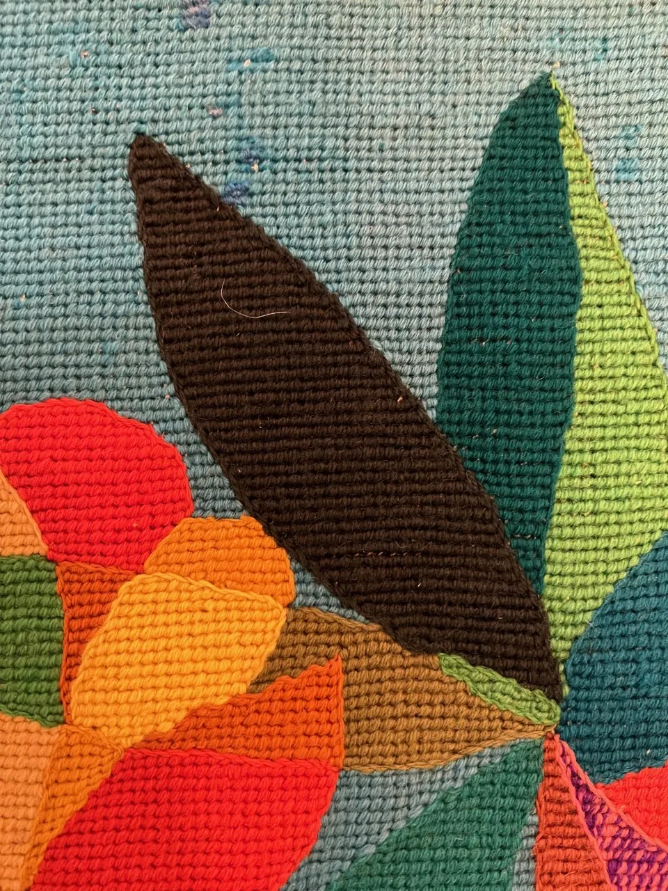 tapisserie ancienne avec des éléments de design colorés sur fond bleu