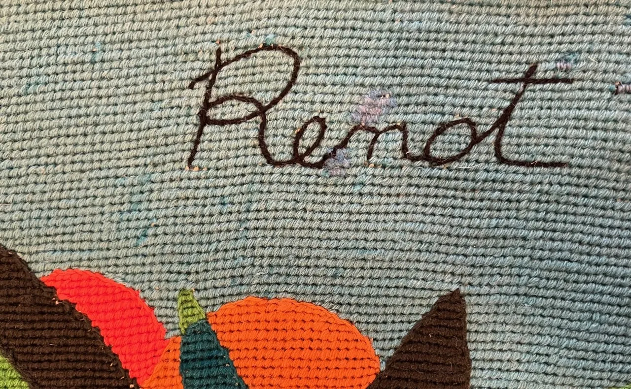 arazzo antico con un design colorato e ricamo visibile