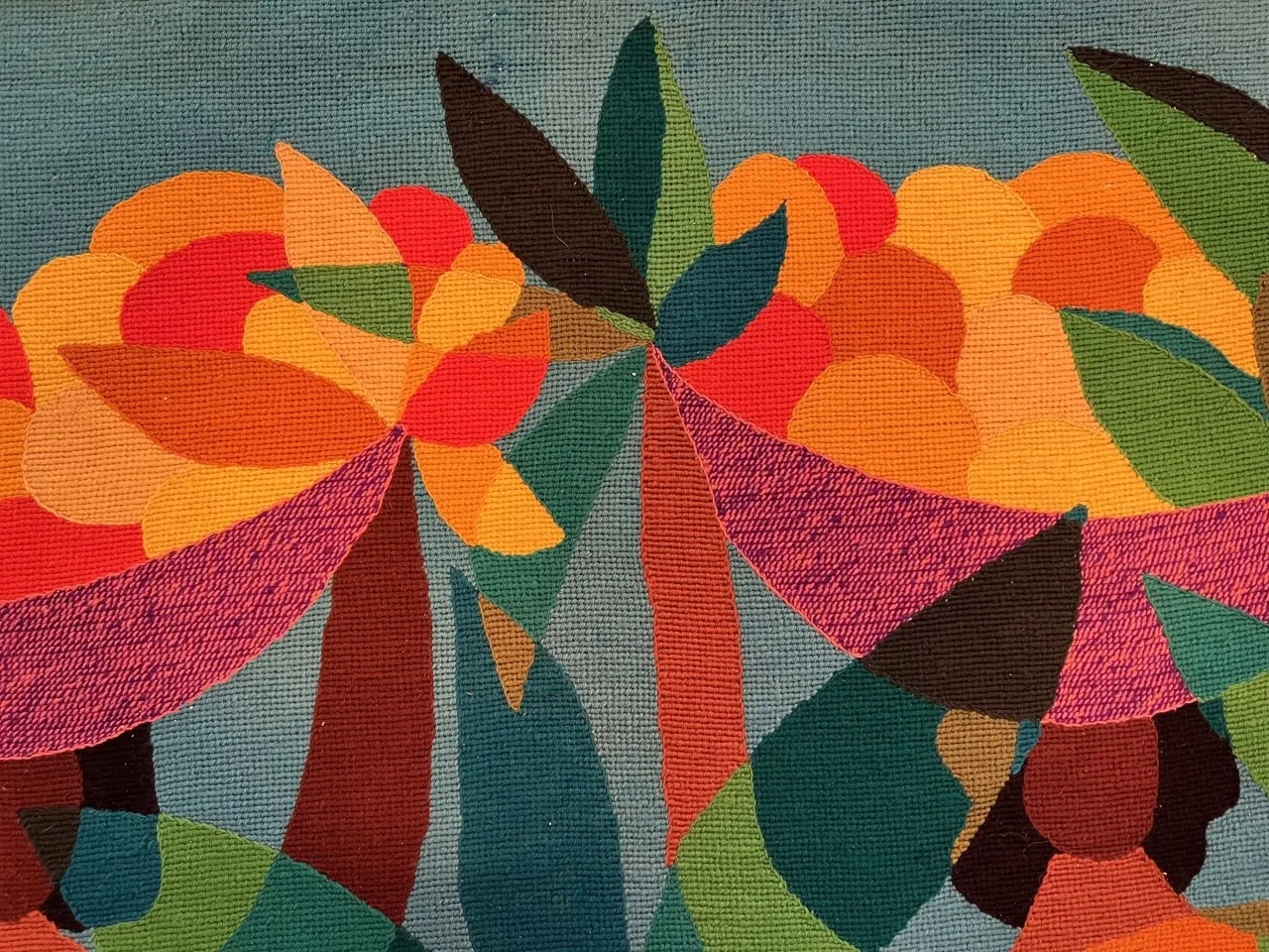 antiker Wandteppich mit lebhaften Blumen- und Blattmotiven