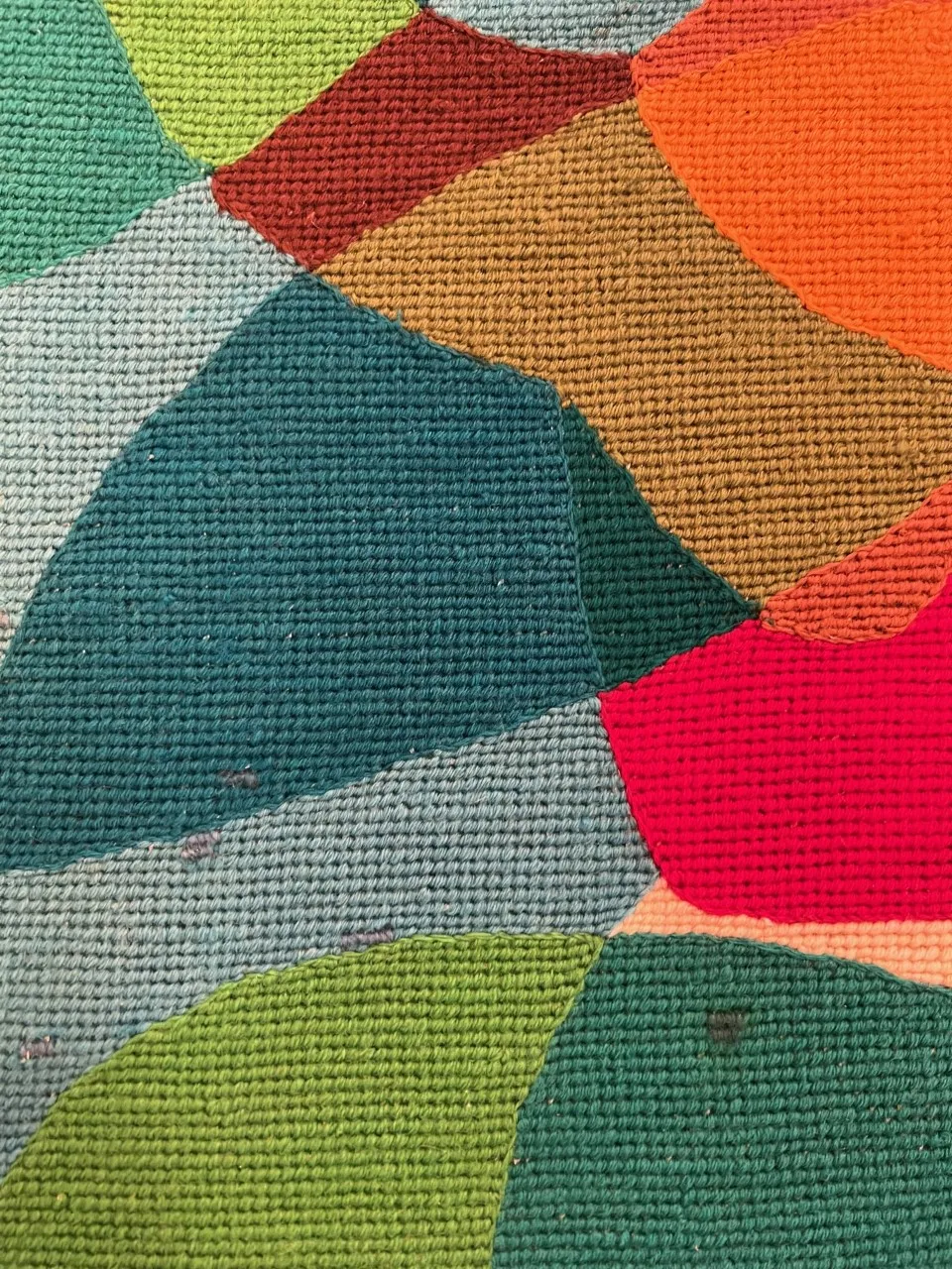 tapisserie ancienne avec des formes abstraites et des couleurs vives, parfaite pour la décoration