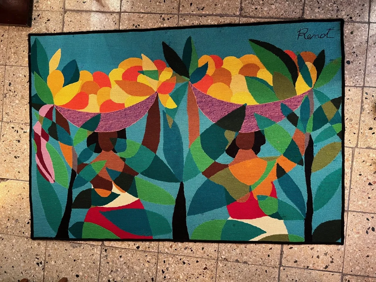 tapeçaria antiga com design colorido e formas criativas em um ambiente aconchegante