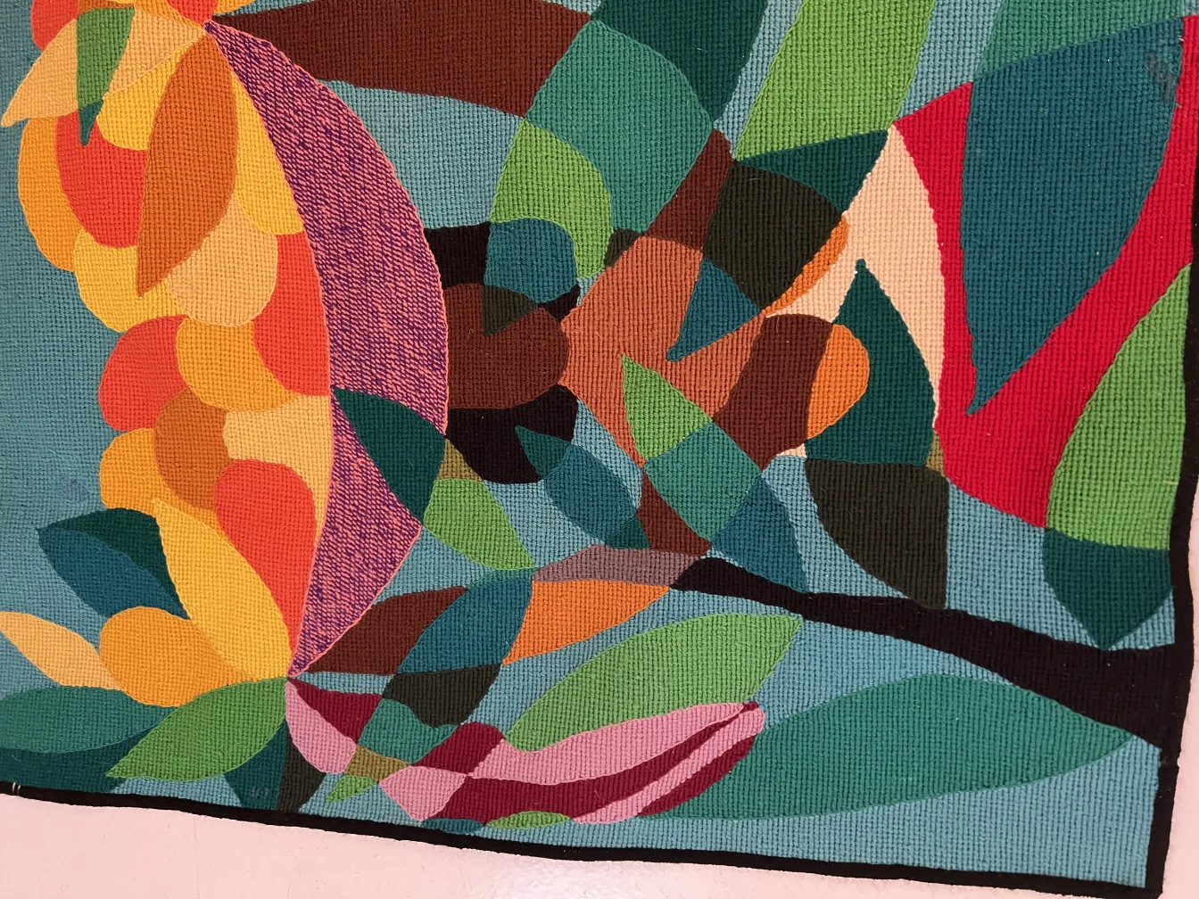 arazzo antico con disegno astratto e colori brillanti