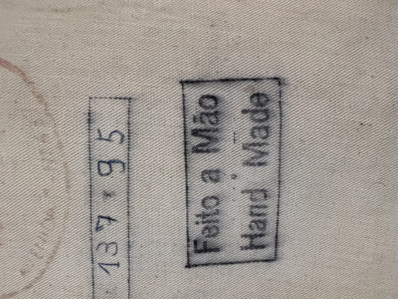 Tapeçaria antiga com design artesanal e detalhes visíveis.