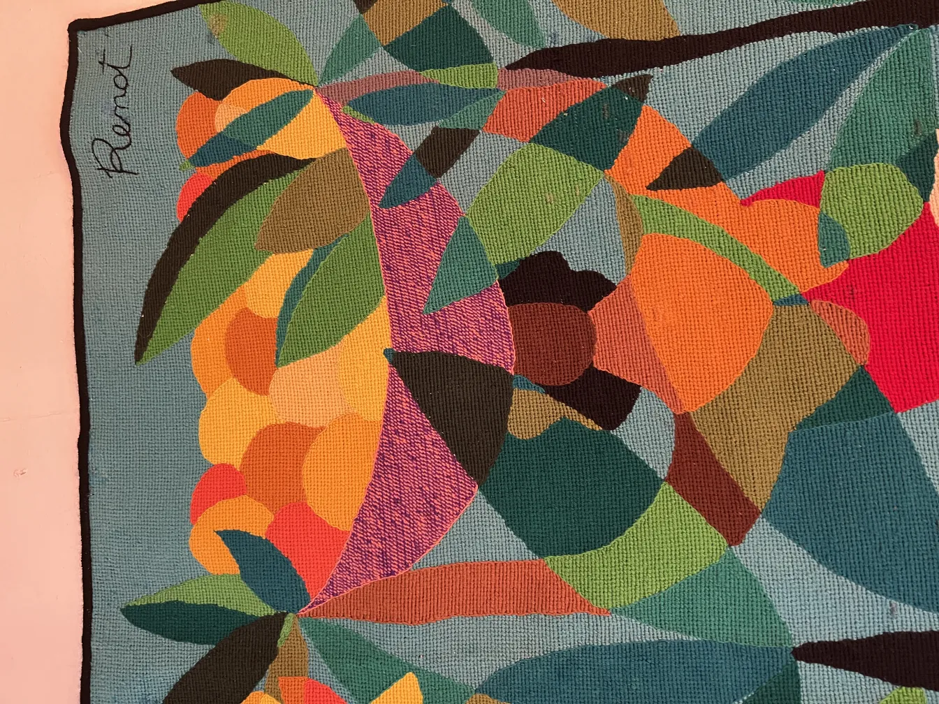 alter Wandteppich mit lebhaften Farben und Blättern