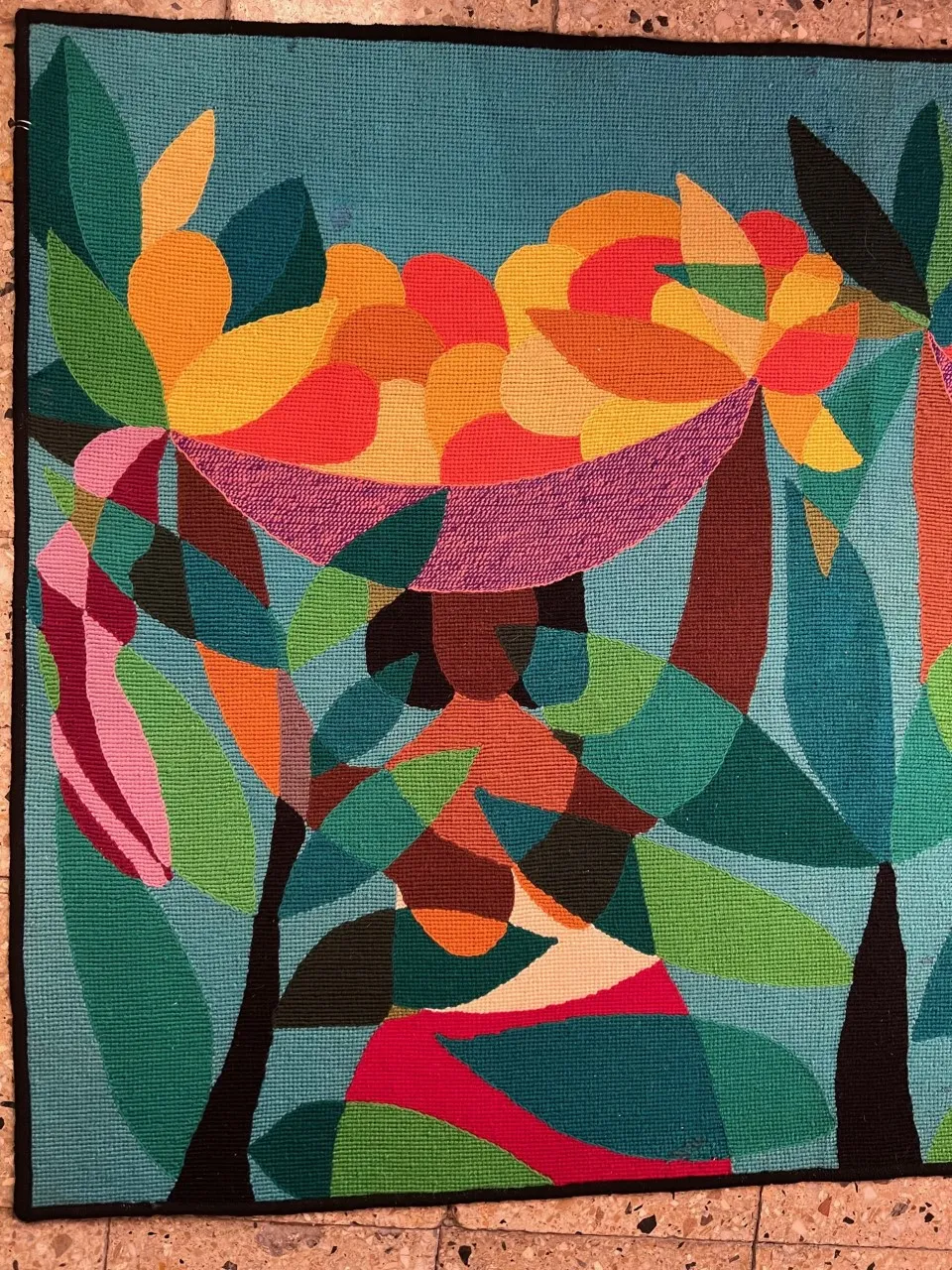 antiker Wandteppich mit buntem Design von Früchten und Blättern