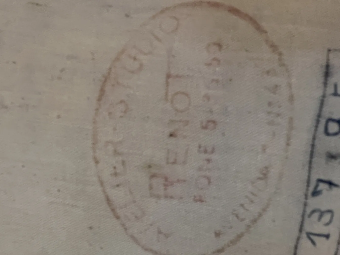 tapeçaria antiga com selo visível e detalhes decorativos