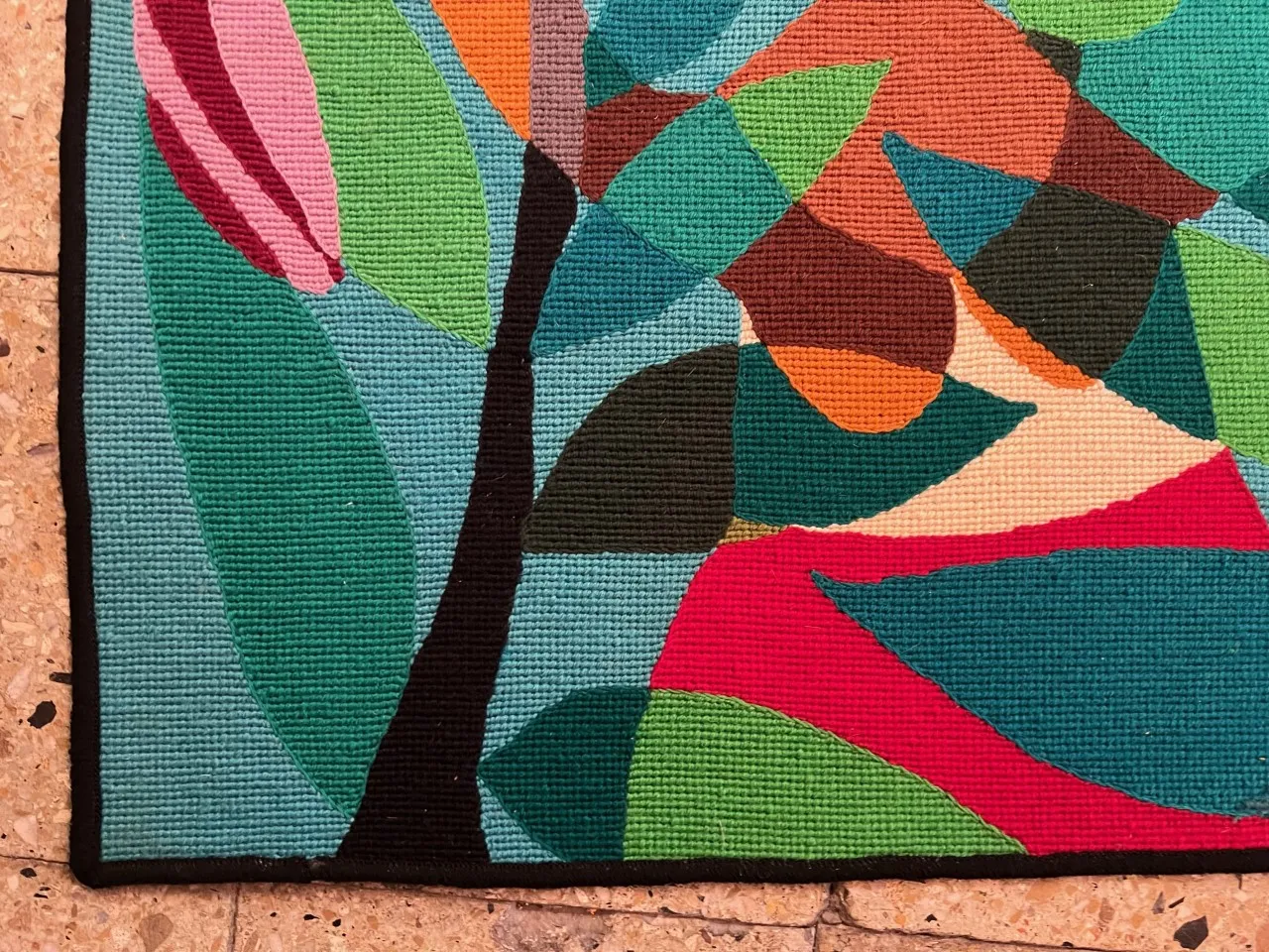 tela antica con colori vivaci e design astratto