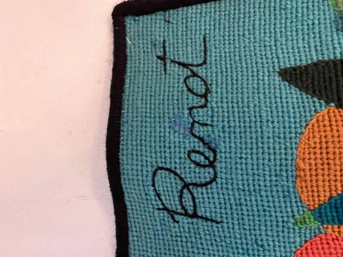 antiker dekorativer Wandteppich mit buntem Design auf blauem Hintergrund