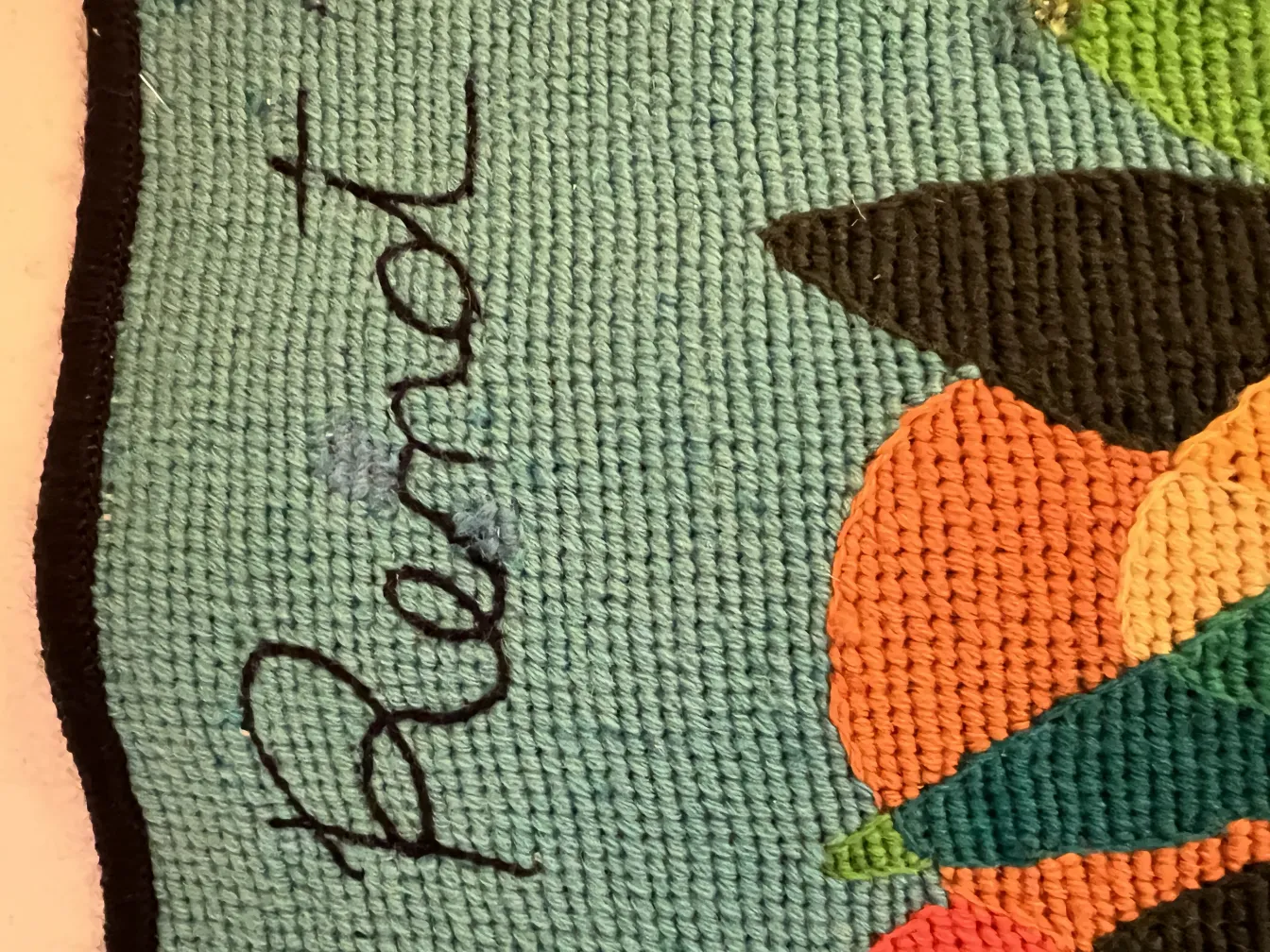 tapisserie ancienne ornée de fleurs vives