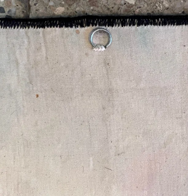 吊るしのリングのある古い装飾タペストリー、明るい背景