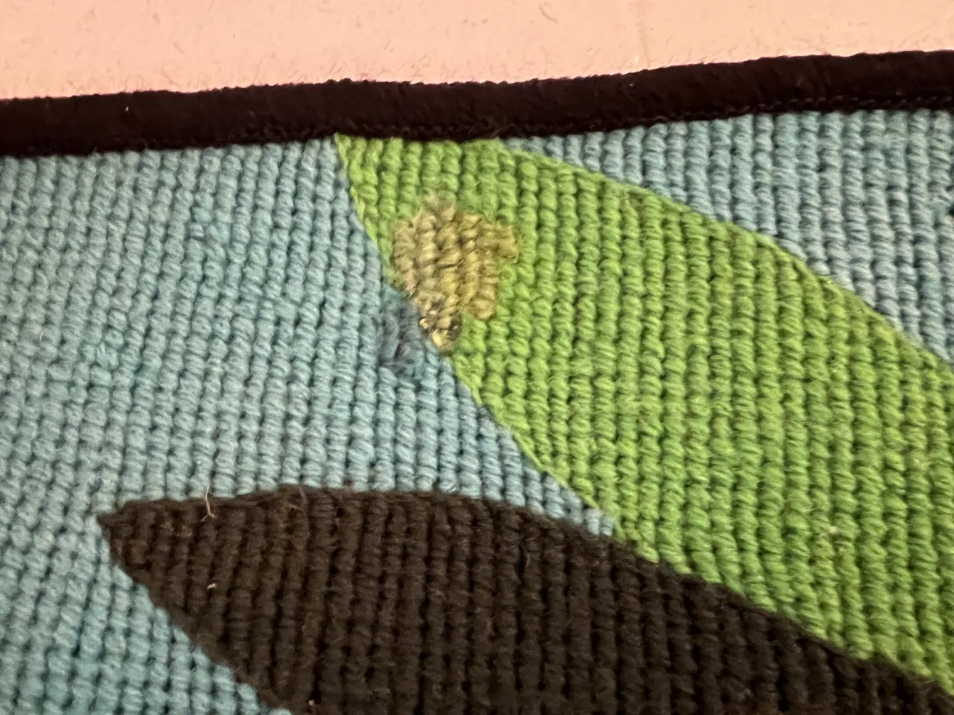 tapeçaria antiga com cores vibrantes e folhas verdes