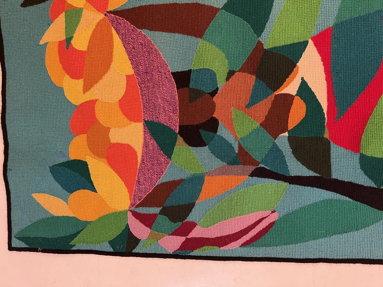 tappeto antico con design colorato e forme astratte