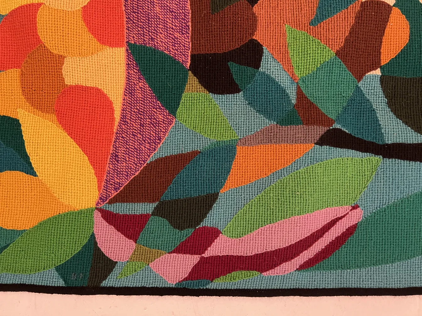 tapisserie antique avec motif de feuilles en tons chauds et froids