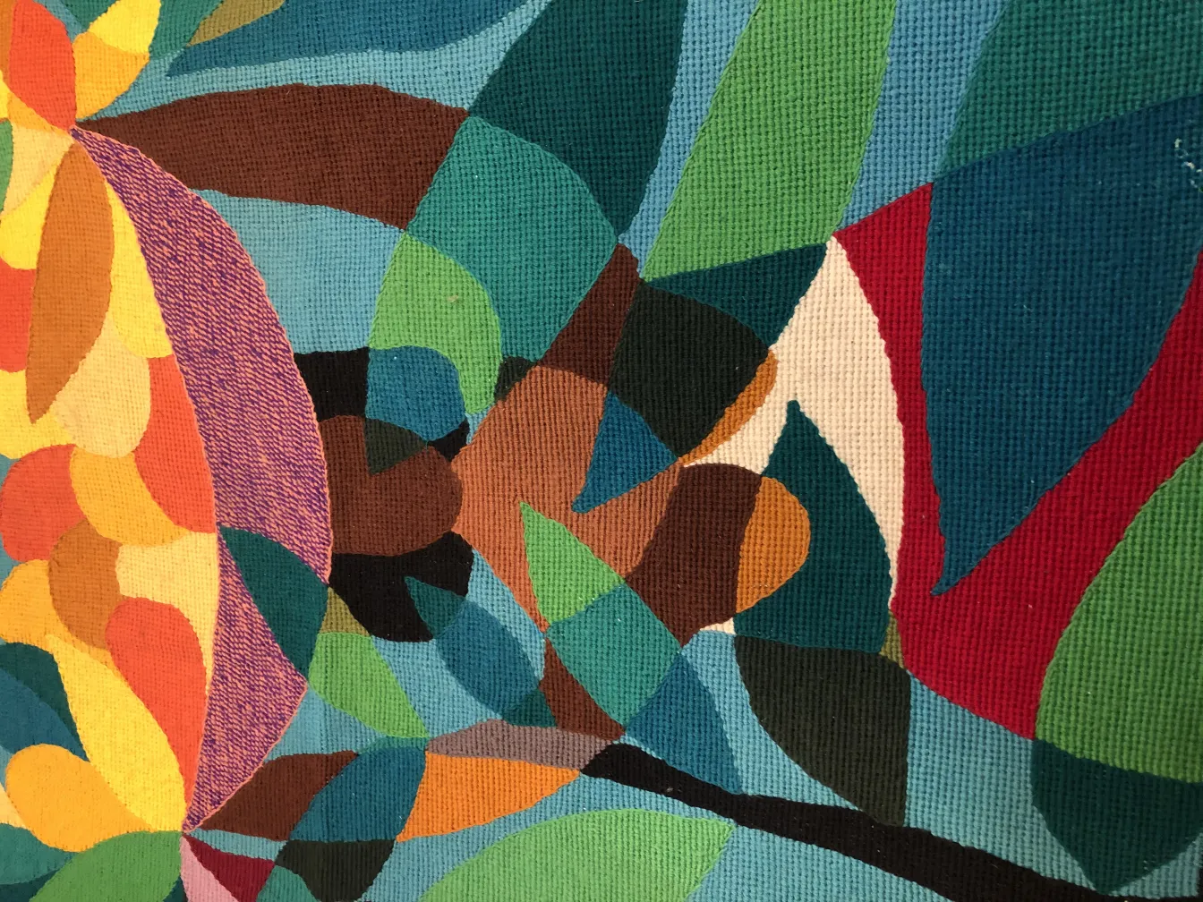 antiker Wandteppich mit lebendigen Farben und abstrakten Formen