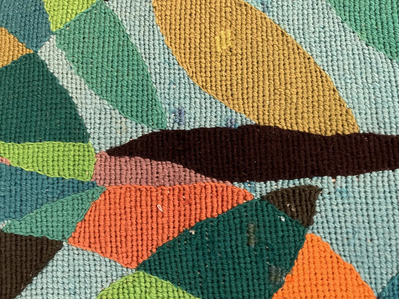 tapiz antiguo con formas coloridas en diferentes tonos