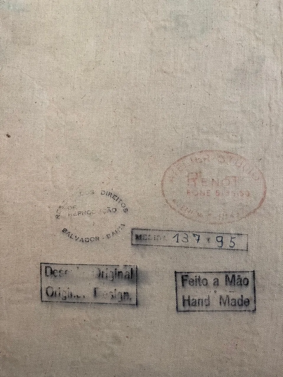 tapisserie ancienne avec motifs décoratifs, fond neutre