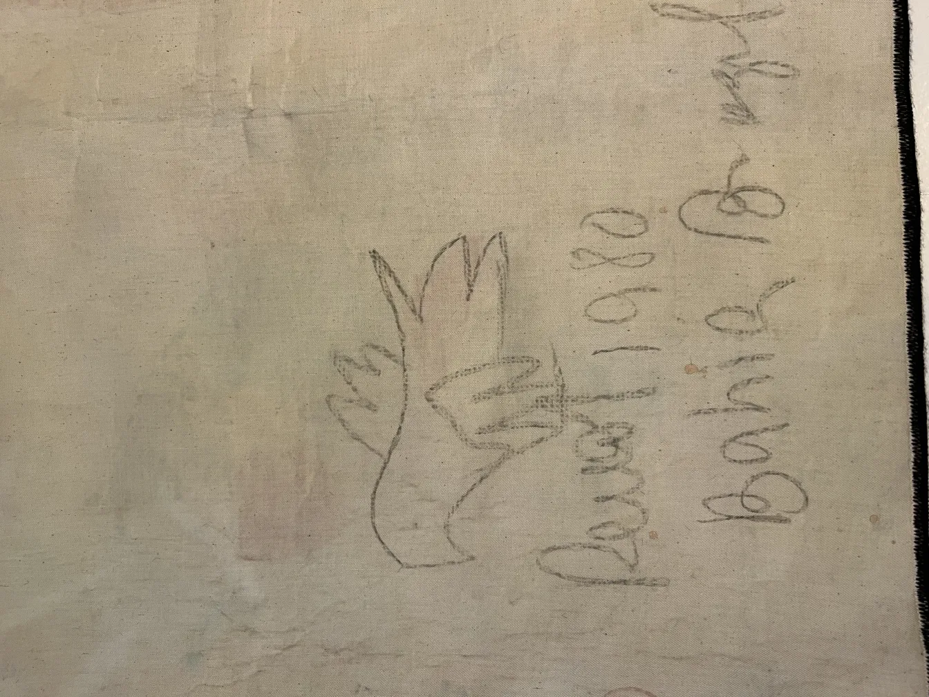 نسيج جداري قديم مع خلفية ناعمة ورسم طائر