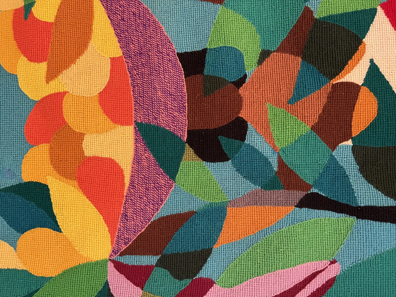 arazzo antico con colori vivaci e forme astratte