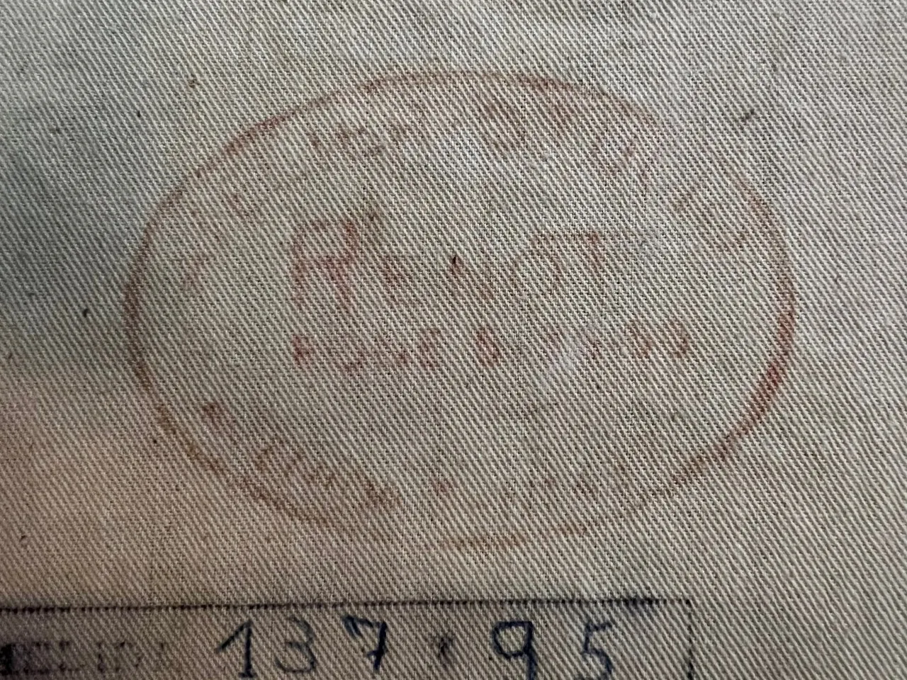 tapiz antiguo con estampado distintivo y detalles visibles