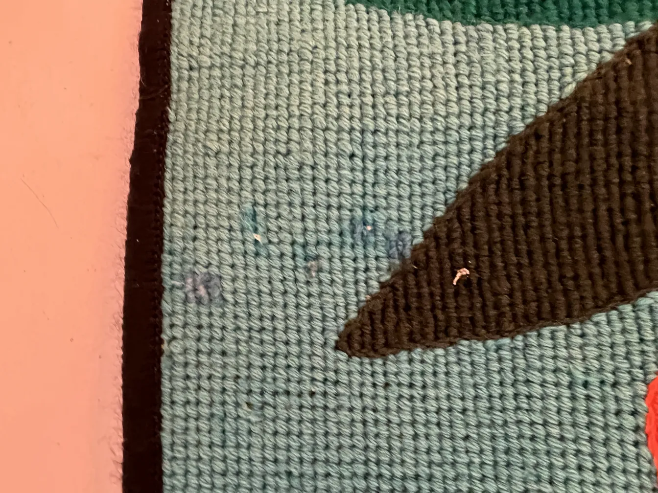 प्राचीन टेपेस्ट्री जिसमें सजावटी रंग और आकार हैं, नरम पृष्ठभूमि