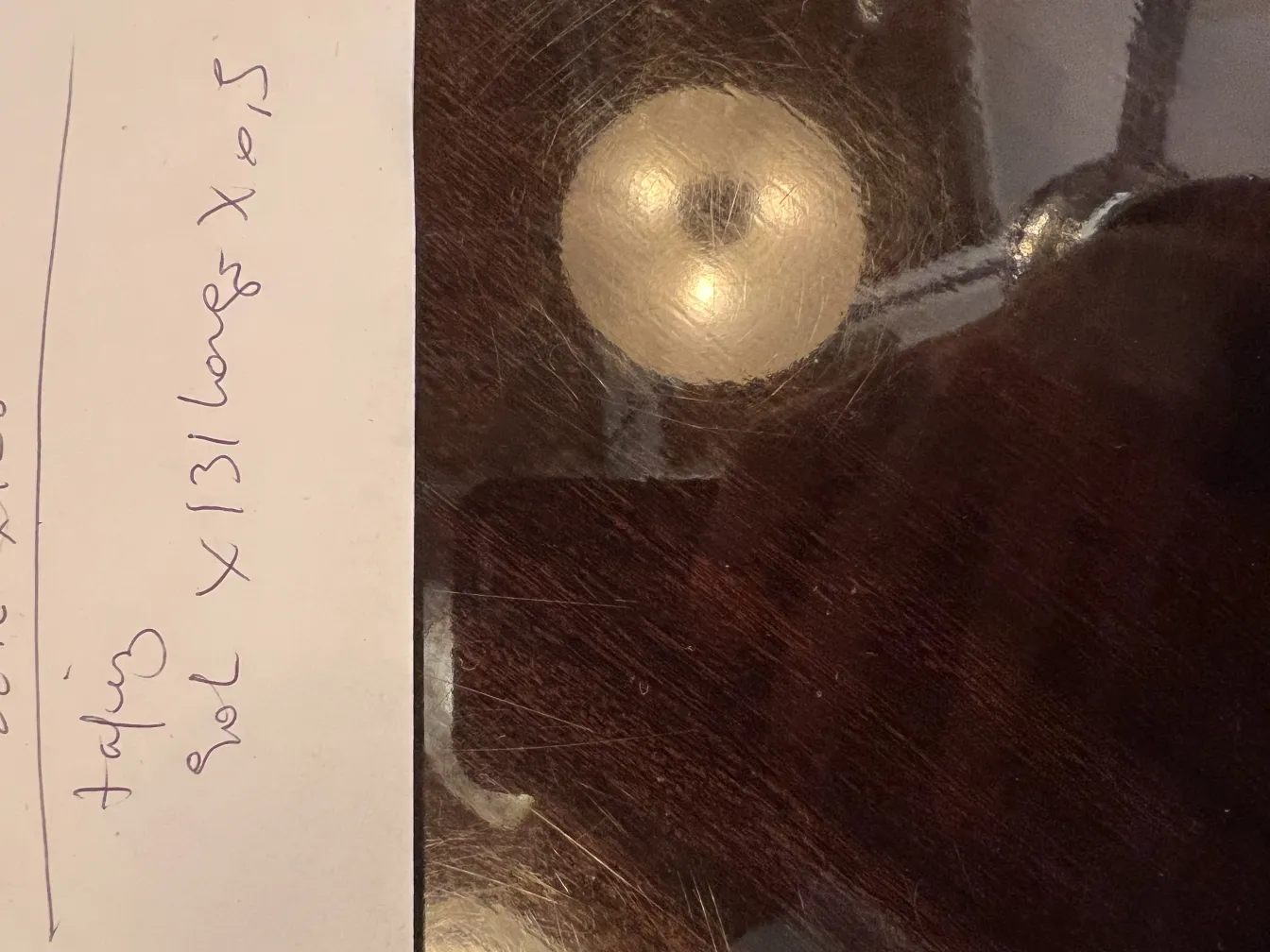 نسيج جداري قديم يحتوي على أنماط وألوان مفصلة في بيئة أنيقة