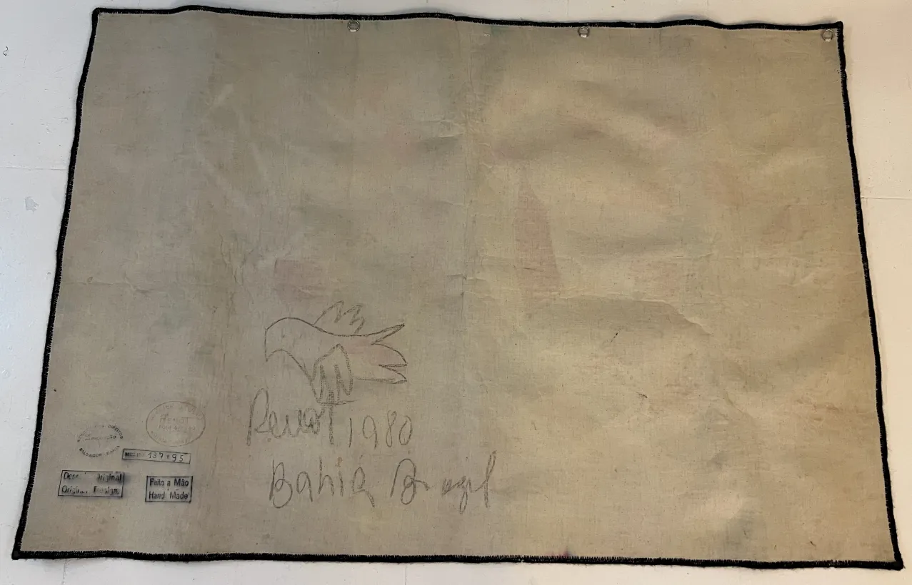 arazzo antico con design di uccello su sfondo chiaro