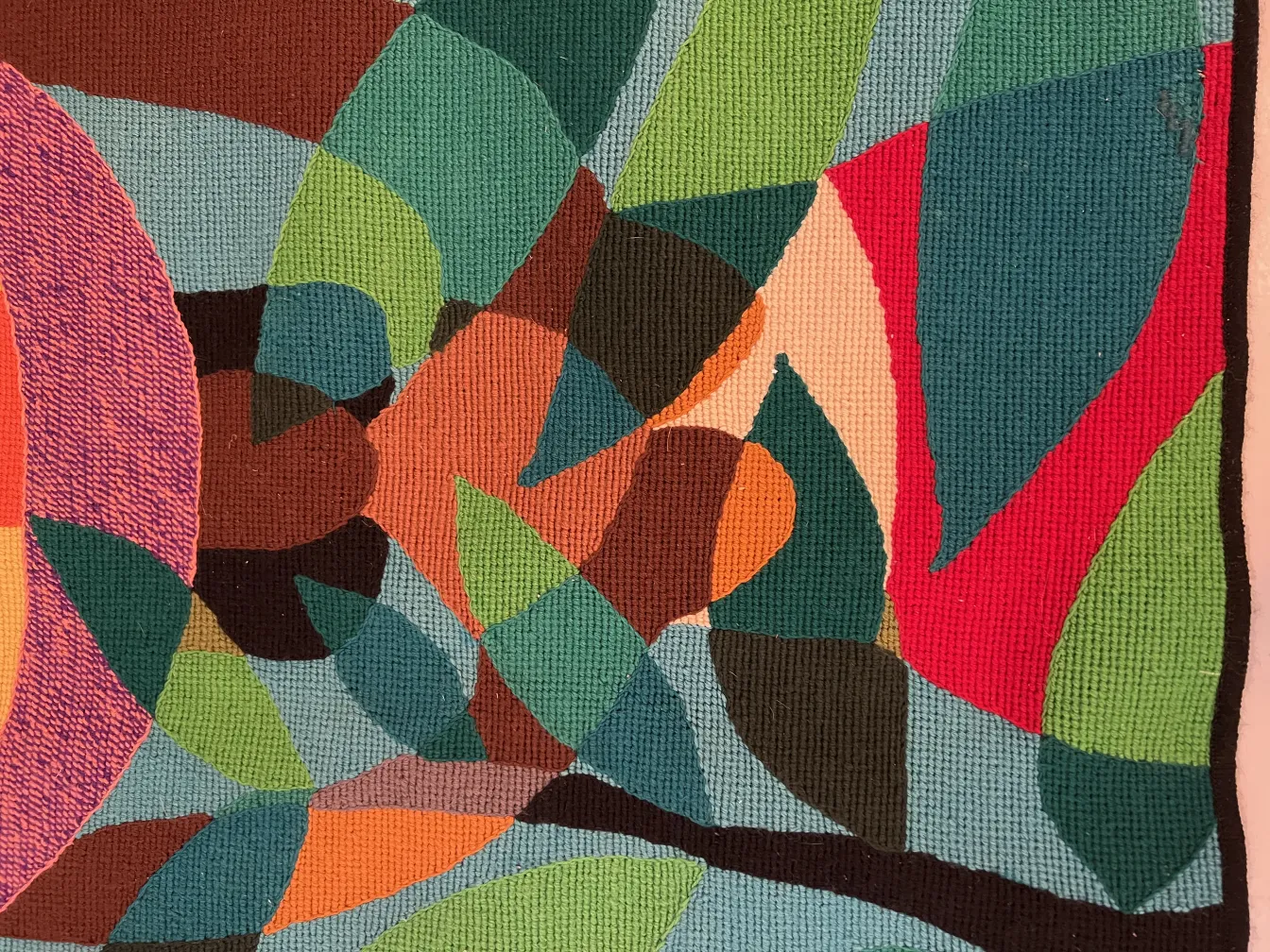 Antiker Wandteppich mit lebhaften Formen und Farben