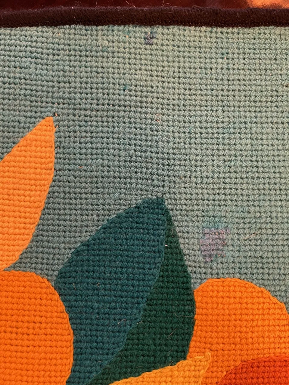 tapeçaria antiga com formas de folhas e cores brilhantes