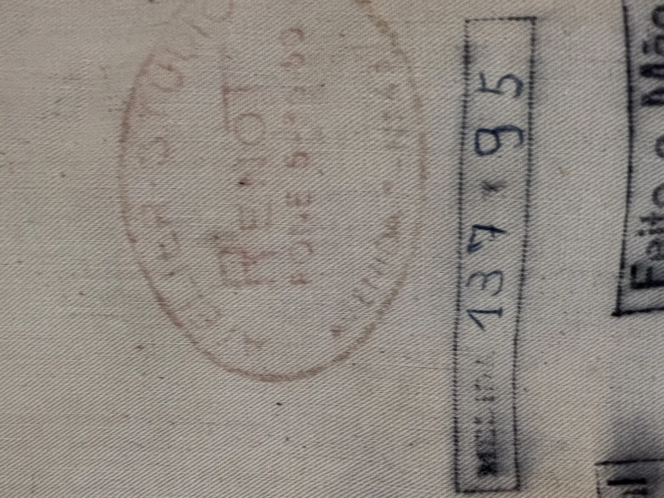 antiker Wandteppich mit sanften Farbtönen und subtilen Texturen