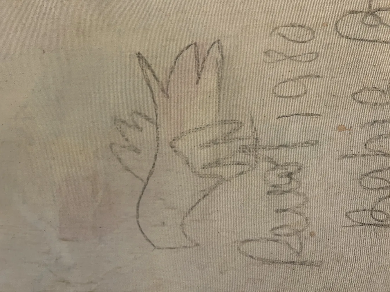 tapisserie ancienne avec une représentation d'un oiseau en arrière-plan