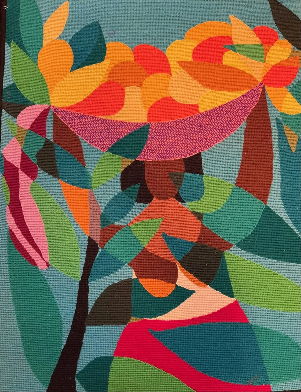 tapisserie ancienne vibrante avec des formes de feuilles et des fruits brillants sur fond bleu