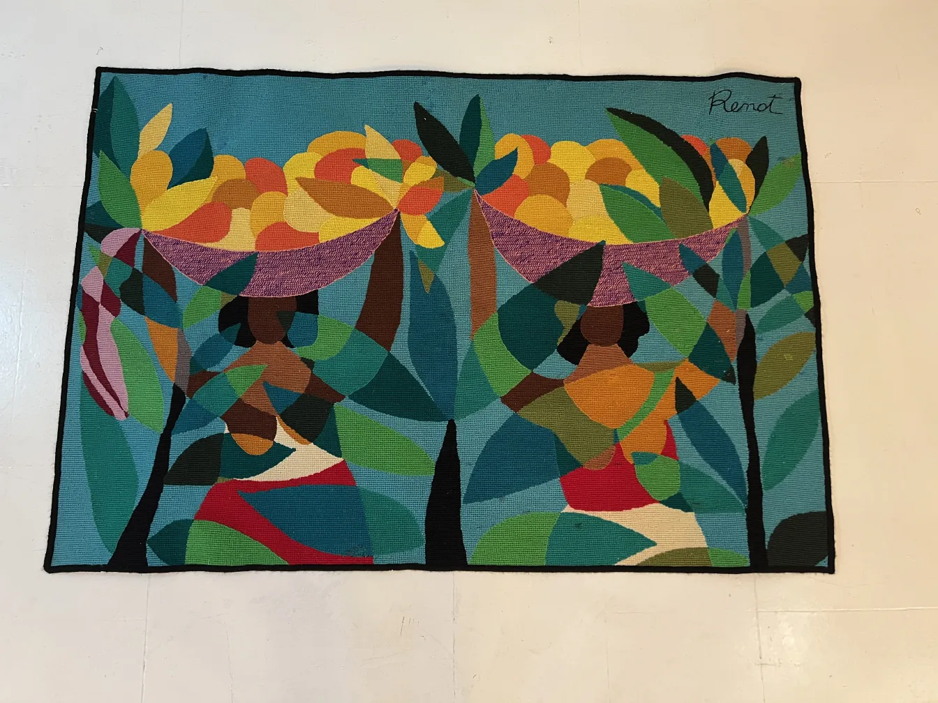 tapisserie ancienne colorée présentant des figures et une nature vibrante