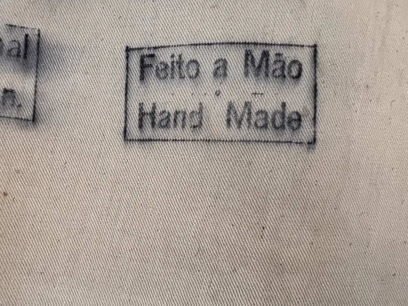 tappeto antico con dettagli decorativi e design elegante, sfondo chiaro