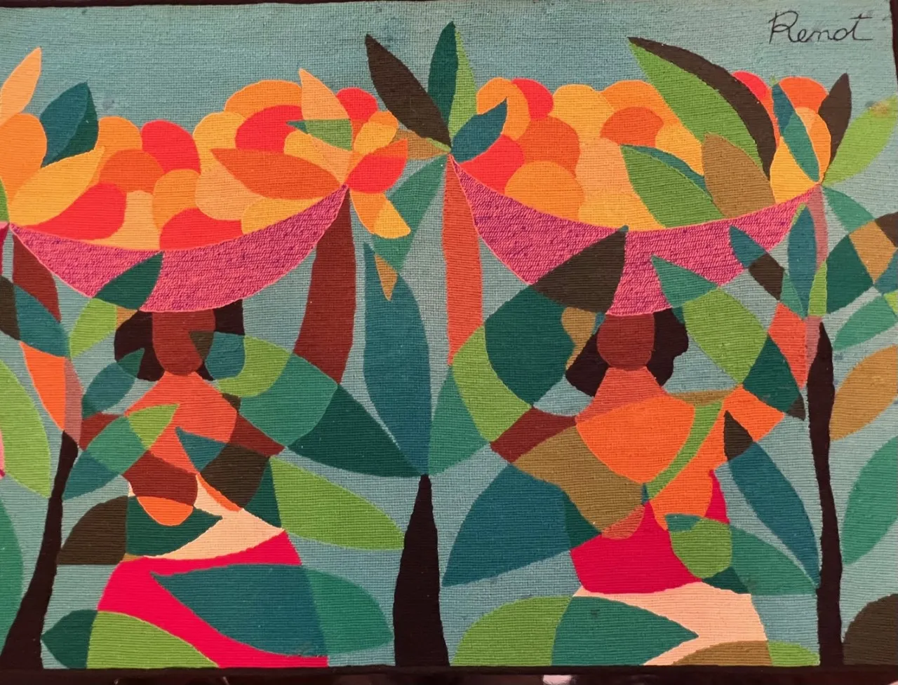 tapisserie ancienne avec feuilles colorées et fruits sur un fond vibrant